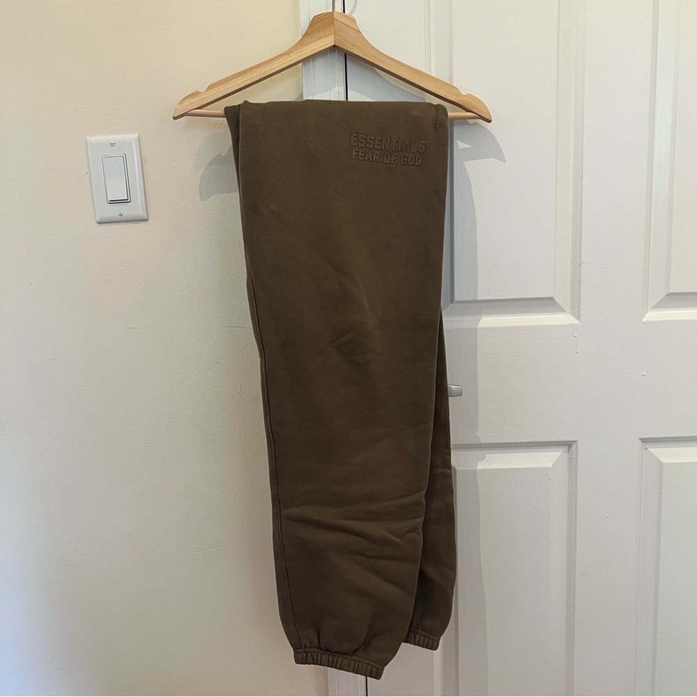 Fear of God Essentials Sweatpants in Wood